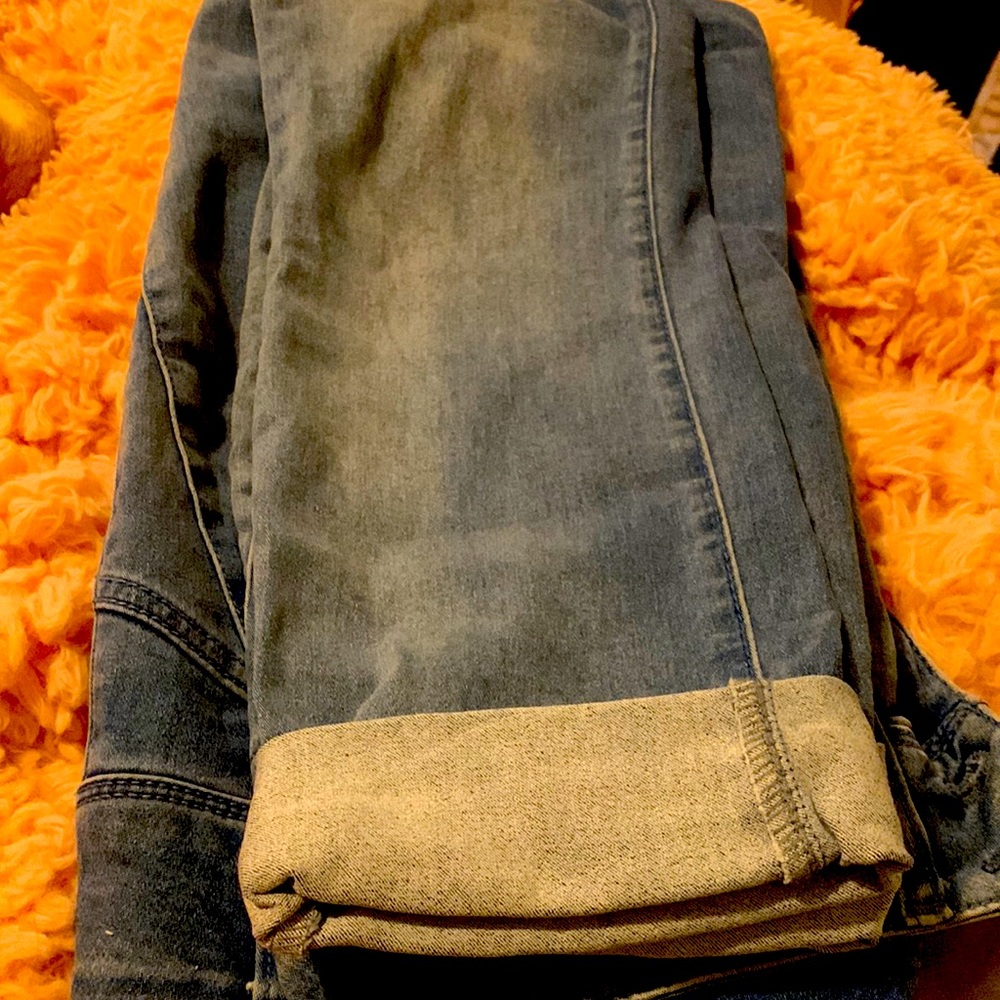 Iman cuffed jeans . Light denim . 2button closure
